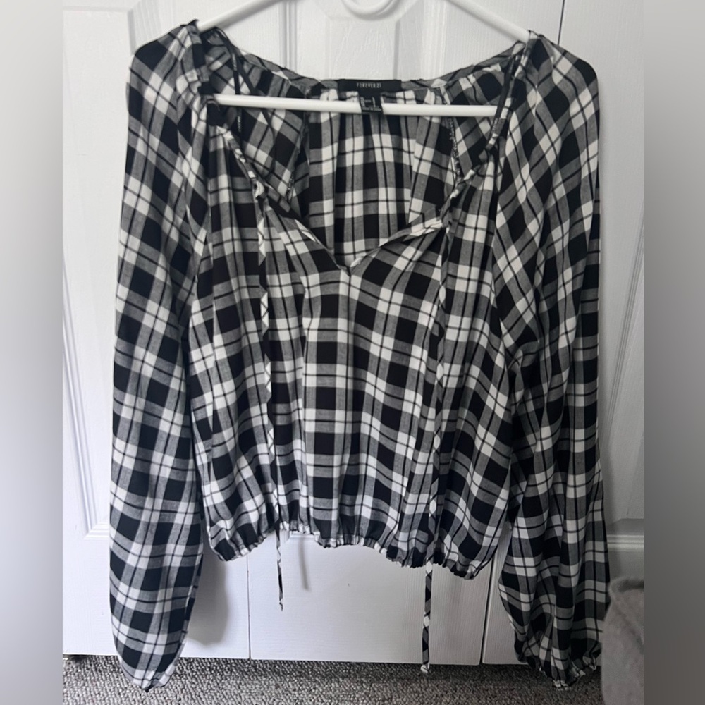 Forever 21 juniors size large black and white check long sleeve short top
